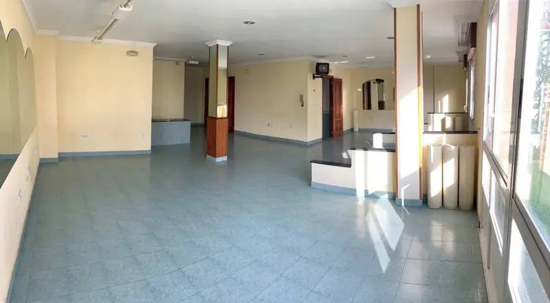 Venta Local Comercial con Patio en Rianxo