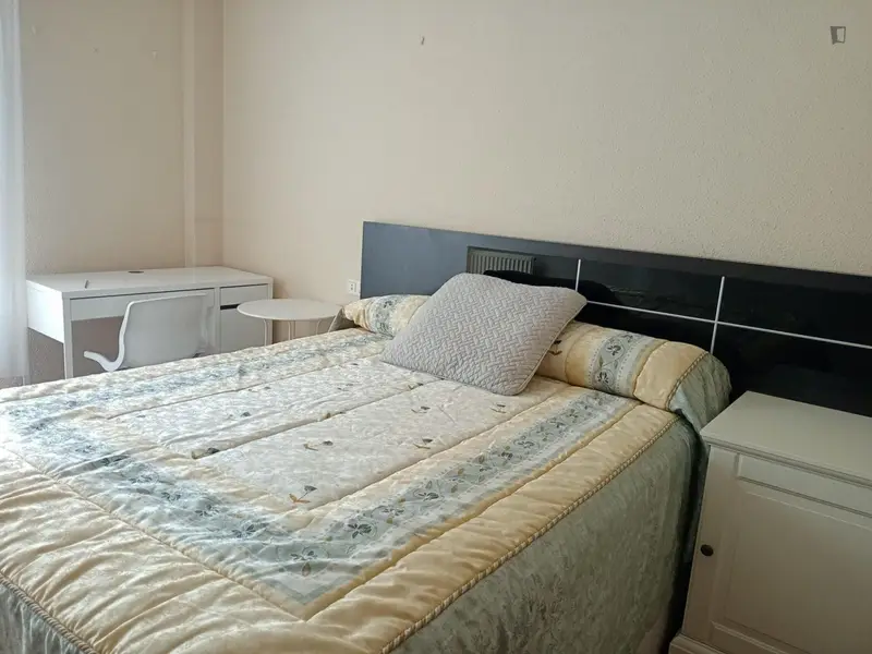 Habitación doble, con baño privado, en un piso de 3 habitaciones