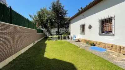 Chalet unifamiliar en venta en Avenida del Santo Domingo de la Calzada, 2