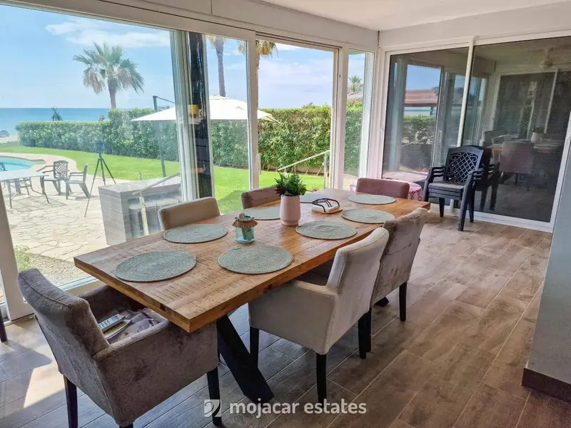 Villa en Primera Línea de Playa Cala Marqués Vera Almería