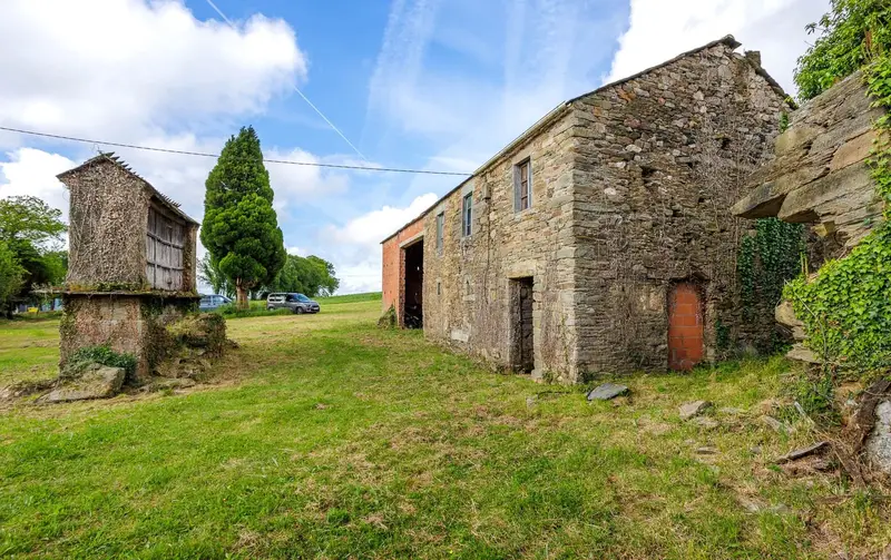 Finca Rustica en A Pastoriza con Casa de Piedra y Horreo