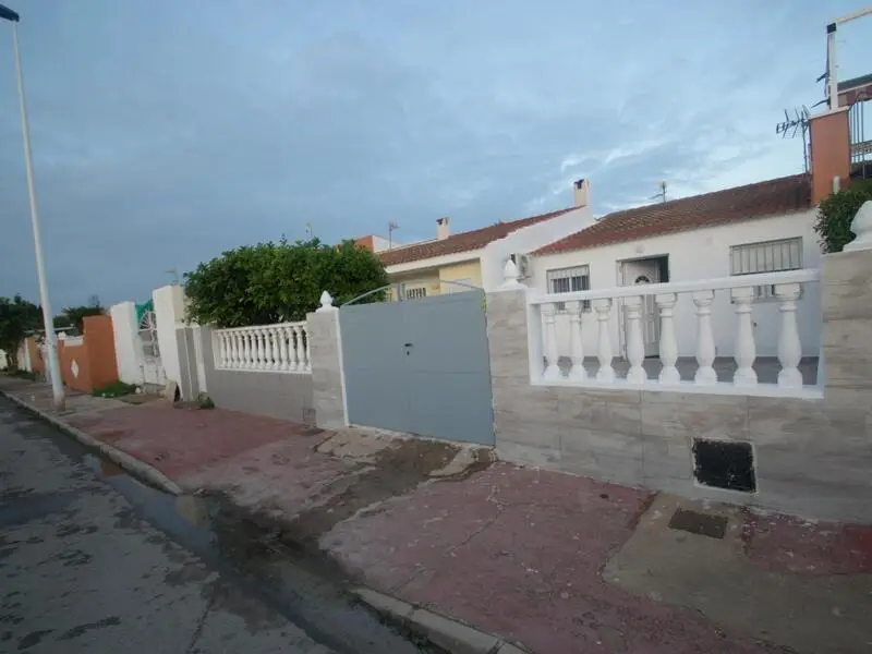 Bungalow Reformado en Torrevieja Cerca del Centro Comercial Habaneras