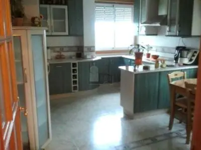 Chalet independiente en Peinador con local comercial