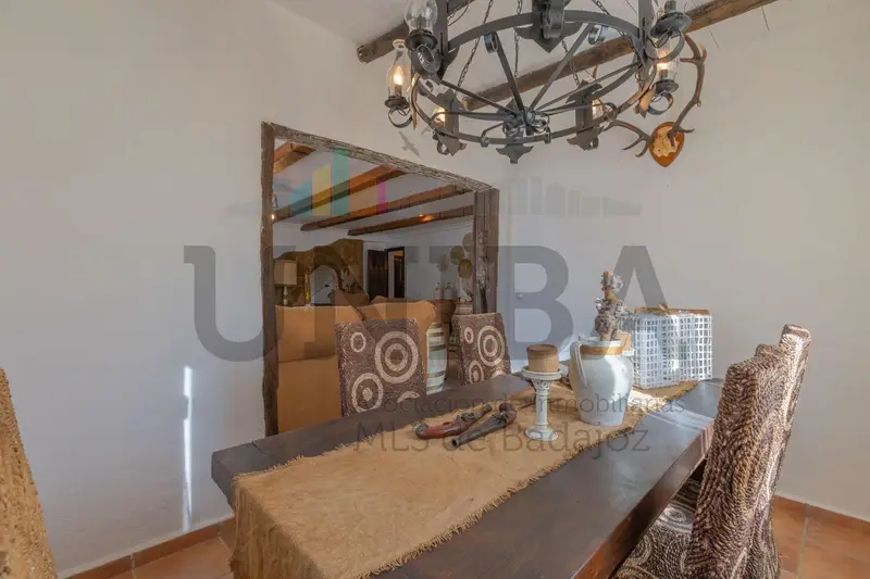 Chalet con Chimenea y Piscina en Badajoz