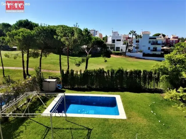 Chalet en Islantilla con Piscina Privada y Vistas al Golf
