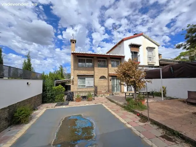 Casa Pareada en La Zubia con Piscina y Garaje