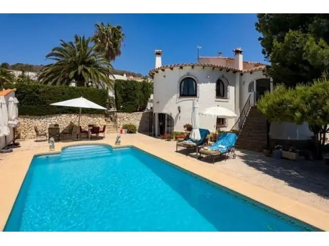 Villa en Calpe con Piscina y Amplio Terreno
