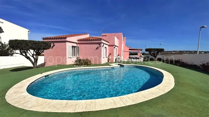 Villa de 5 Dormitorios con Vistas al Mar en Calas Fonts