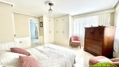 Chalet Independiente en Oleiros Iñas con Piscina y 2200m2 de Terreno
