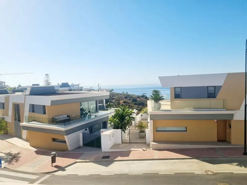  Casas Adosadas de Lujo en El Chaparral Costa del Sol
