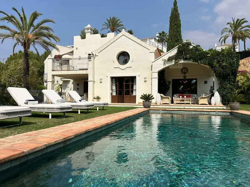Casa-Villa de 4 Dormitorios en venta Estepona, España