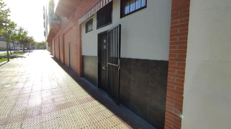 Venta Local Comercial con Jardin en Portillejo Logroño