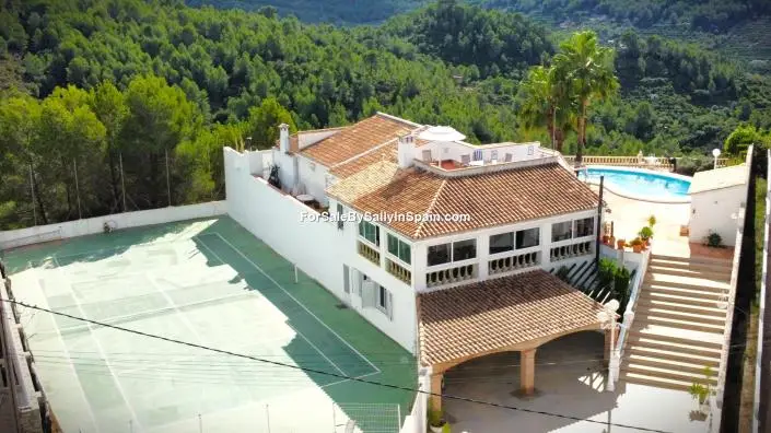 Villa de Lujo en Venta 5 Dormitorios Piscina y Pista Tenis