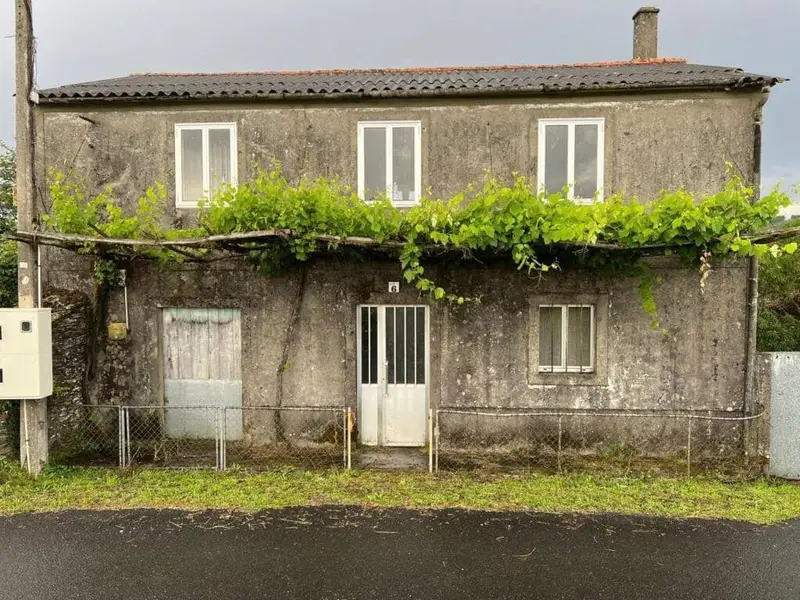 Casa Rústica en Vila de Cruces con Finca para Restaurar