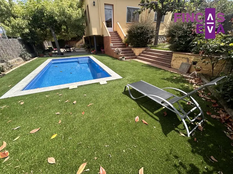 Chalet en Venta en Roca del Valles con Piscina y Anexo