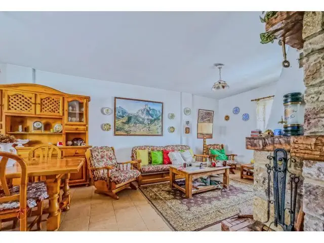 Chalet Adosado en Brañavieja con Tres Plantas y Terraza