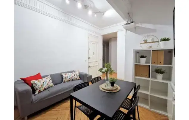 Habitacion amueblada en piso compartido Castellana Madrid