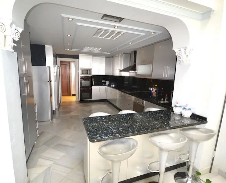 Apartamento 4 Dormitorios Puerto Banus Frente al Mar Lujo