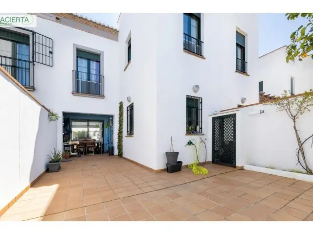 Estupenda Vivienda Unifamiliar en Armilla - 4 Dormitorios, Garaje y Patio