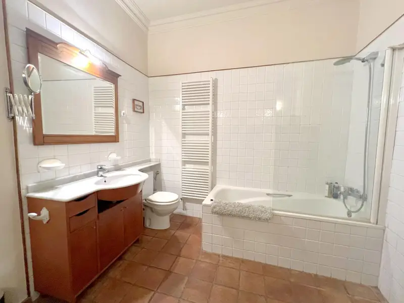 Piso en venta. Vivienda de 222 m² más una terraza a nivel de 100m², estancias muy amplias, 2 dormitorios dobles, 2 baños, gran salón comedor.