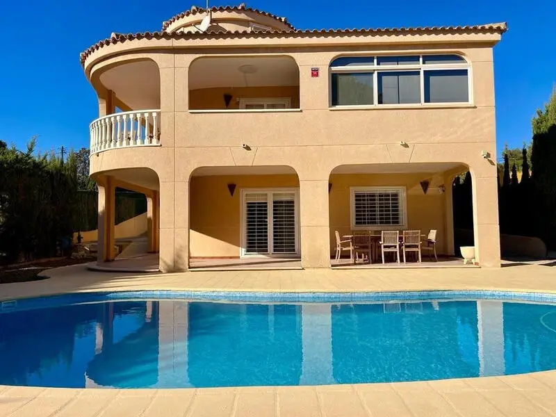 Villa 4 Dormitorios Piscina Los Balcones Torrevieja