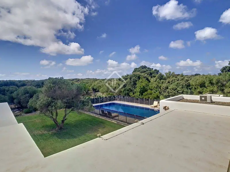 Chalet en venta en Menorca: Villa moderna con piscina y anexos