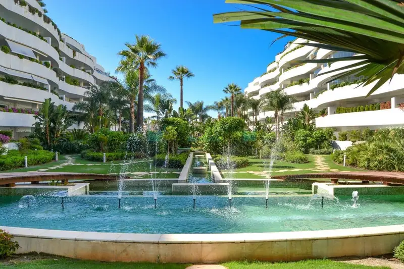 Apartamento en Puerto Banus con Vistas al Mar y Piscina