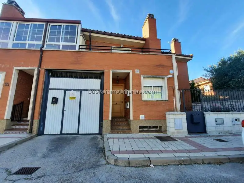Casa adosada en Tudela de Duero con garaje y bodega