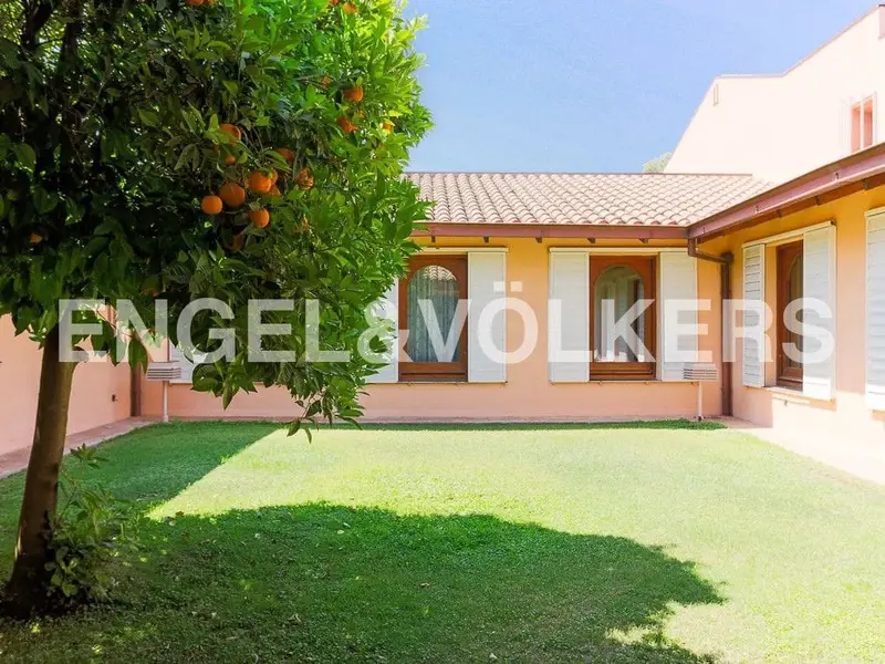 Chalet en Venta en Chiva Valencia Villa Señorial con Piscina