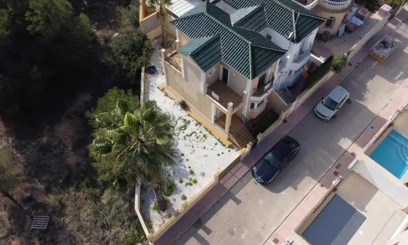 Adosado en Orihuela Costa para Reformar con Gran Parcela y Sótano