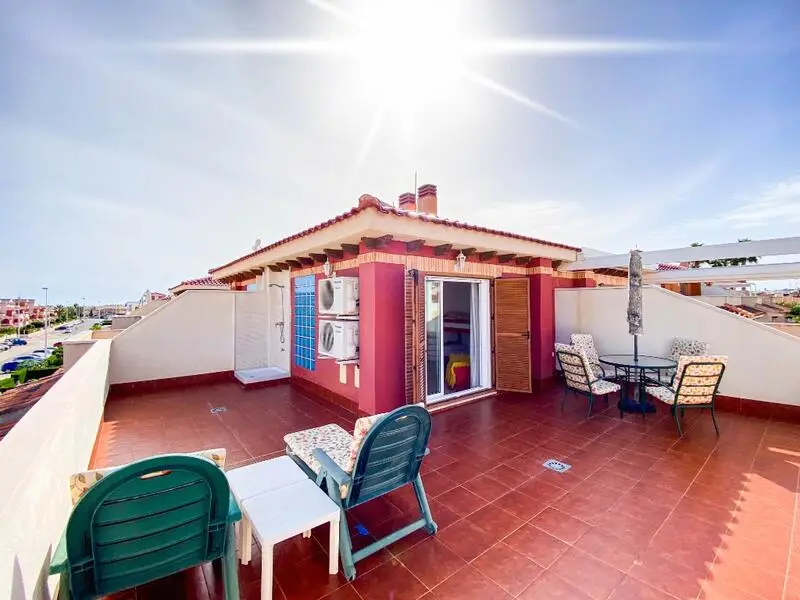 Apartamento en Venta Playa Flamenca: Ático con Vistas y Solárium