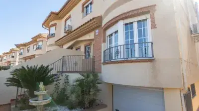 Casa Pareada en Vegas del Genil Cerca de Granada con Piscina Privada