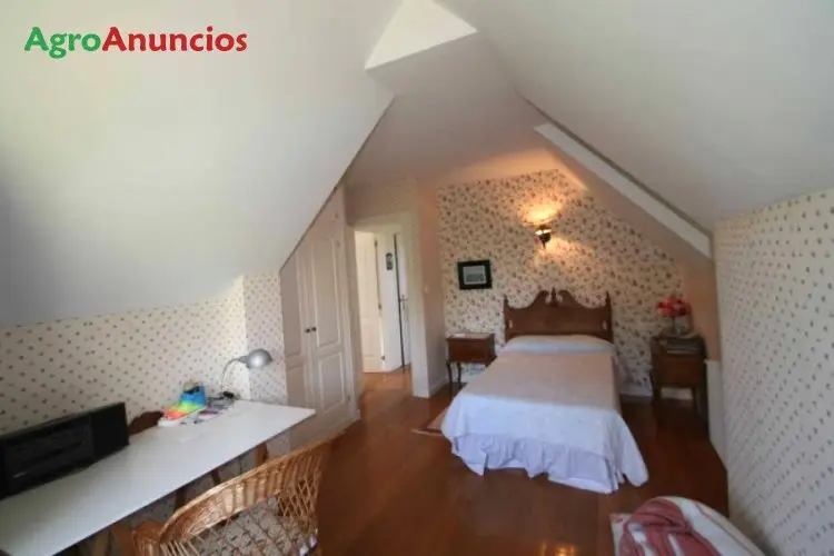 Venta  de Casa unifamiliar con amplio jardín en Cantabria