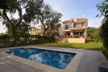Villa de Lujo en Elviria 5 Dormitorios Piscina Privada
