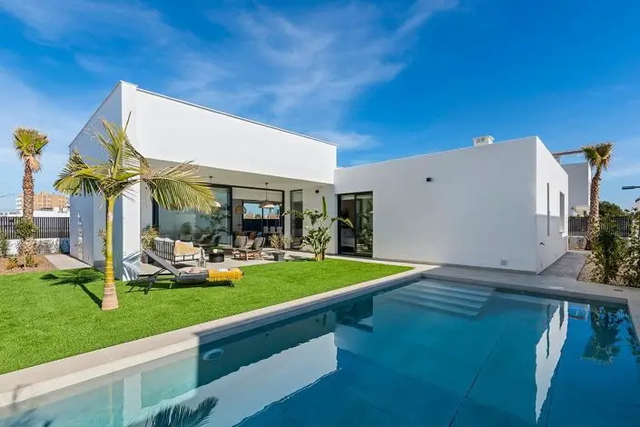 Villa en Venta 3 Dormitorios Piscina Privada Cerca de la Playa