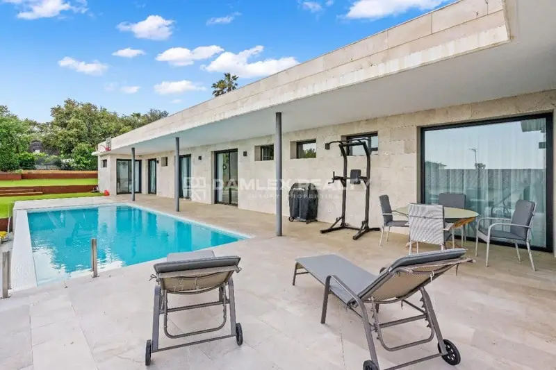 Chalet en Venta en Playa de Aro: Villa Moderna con Vistas al Mar