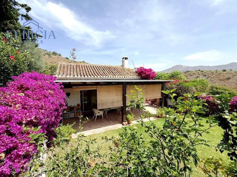 Chalet en venta en La Herradura Gran oportunidad