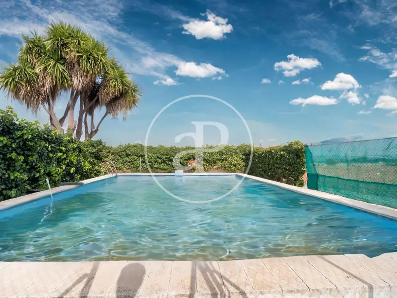 Chalet en Villamarchante con Piscina y Pista de Tenis
