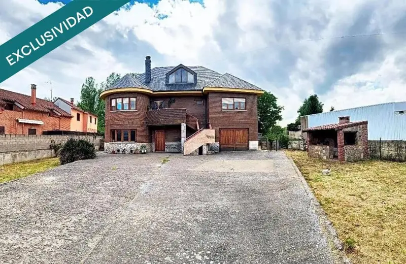 Chalet en Venta en Sariegos Leon 5 Dormitorios Jardin Barbacoa