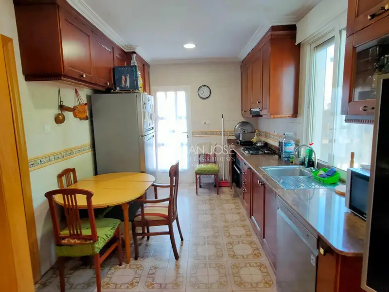 Chalet en Aspe con Gran Parcela y Amplias Instalaciones