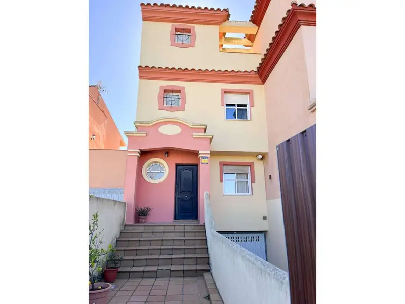 Casa Adosada en Venta Algeciras Con Garaje y Patio