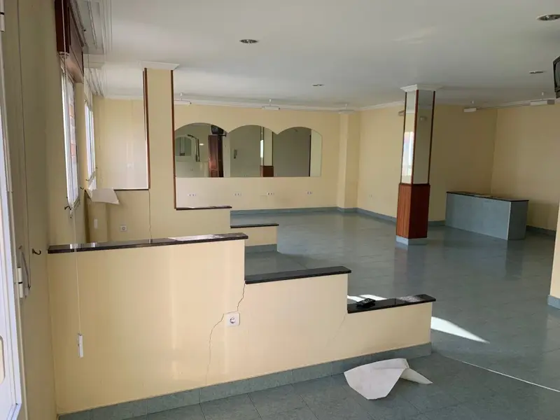 Venta Local Comercial Rianxo 106m2 Ascensor Patio
