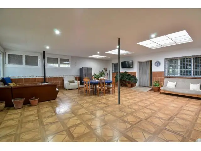 Finca Rústica con Vivienda Amplia en Padul Ideal para Familias