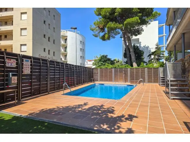 Apartamento en Roses cerca de la playa con piscina y aparcamiento