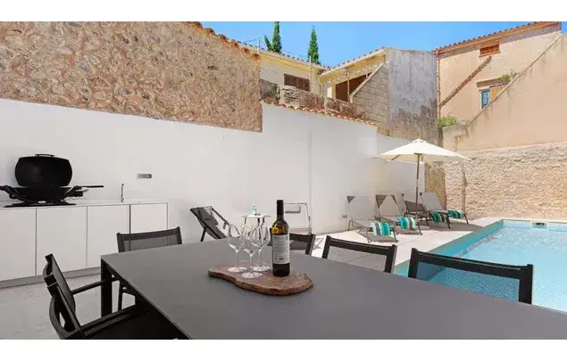 Casa Adosada con Piscina Privada en Pollen	ça 4 Dormitorios