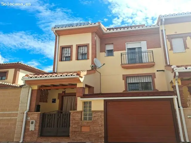 Casa en Cullar Vega Centro: 3 Dormitorios, 3 Baños, Patio y Placas Solares