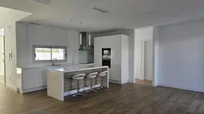 Chalet Adosado en Vistahermosa con Piscina