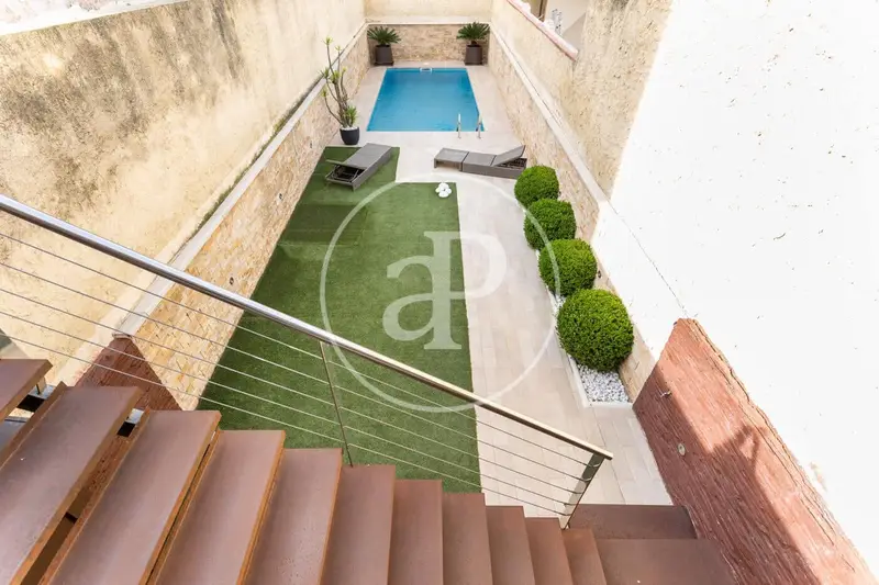 Tríplex Reformado en Sabadell con Patio y Piscina Privada