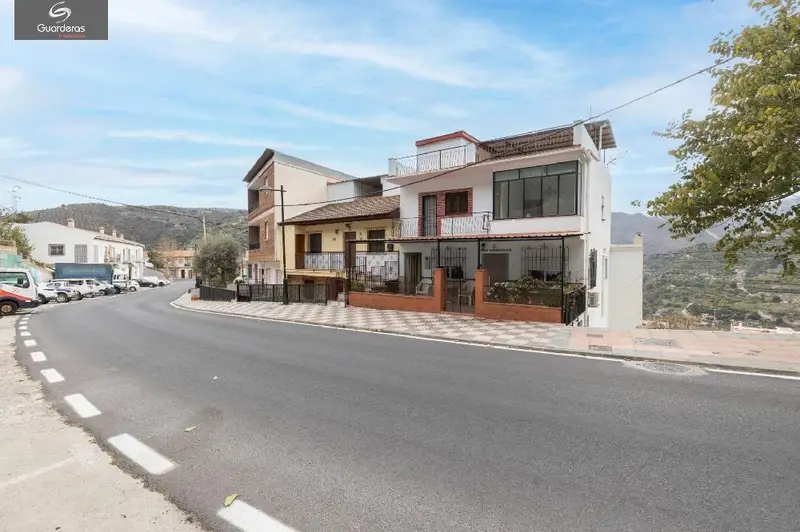 Casa con Terraza en Otívar Ideal para Vivir o Inversión Turística