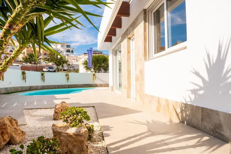 Villa en Rojales con Piscina y Terraza Cerca del Golf